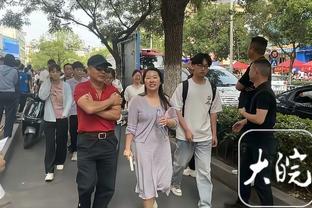 一定要没事！字母哥无对抗下左腿不适倒地&一瘸一拐走回更衣室